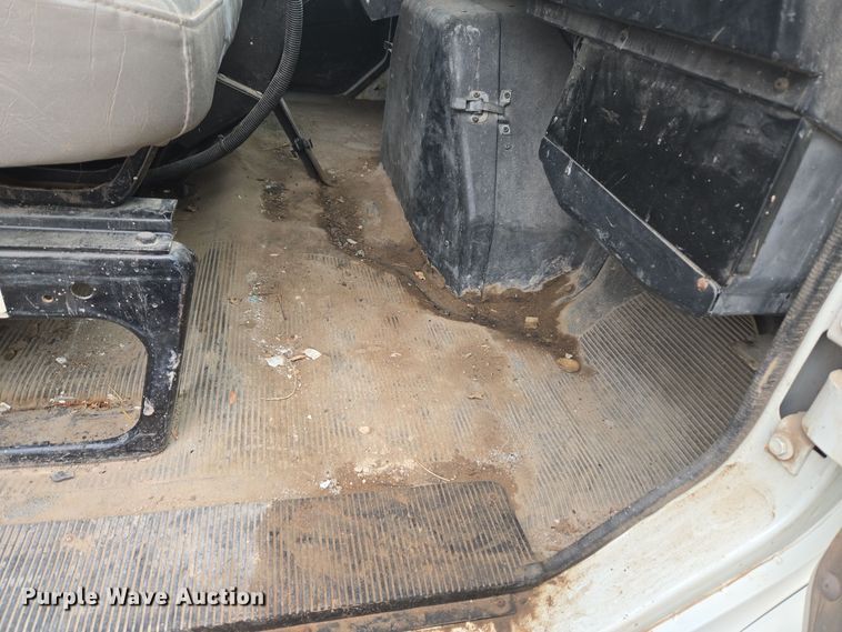 image for item EG9913 2001 International 4900 dump truck