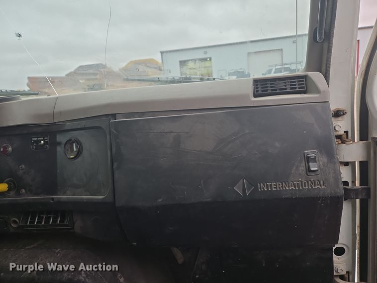 image for item EG9913 2001 International 4900 dump truck