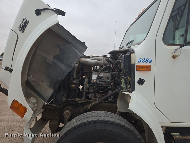 image for item EG9913 2001 International 4900 dump truck