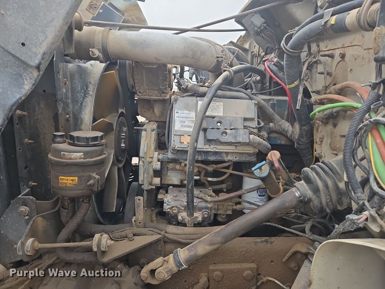 image for item EG9913 2001 International 4900 dump truck