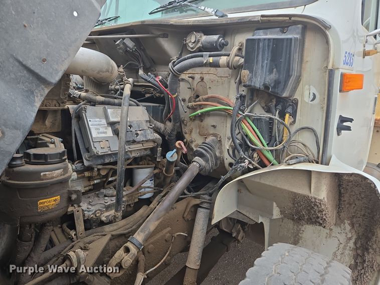 image for item EG9913 2001 International 4900 dump truck