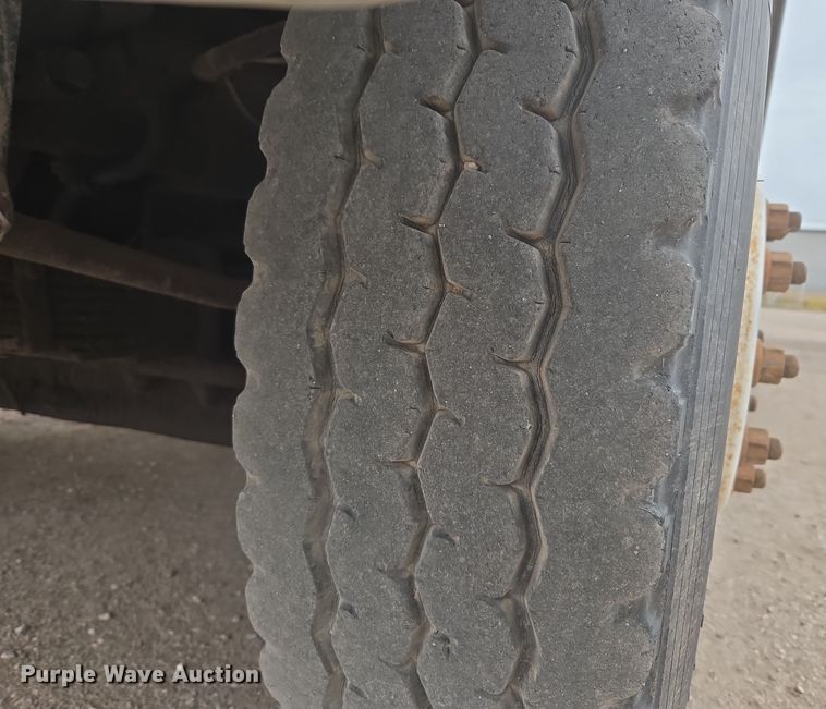 image for item EG9913 2001 International 4900 dump truck