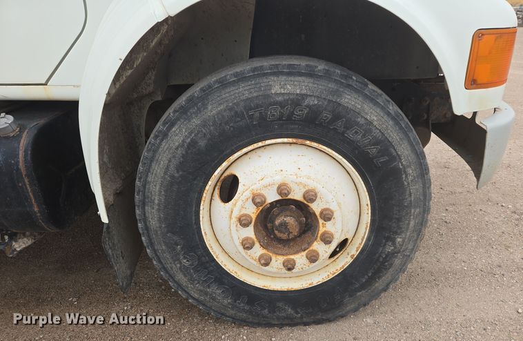 image for item EG9913 2001 International 4900 dump truck