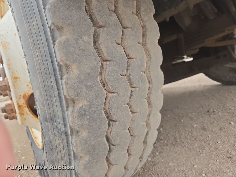 image for item EG9913 2001 International 4900 dump truck