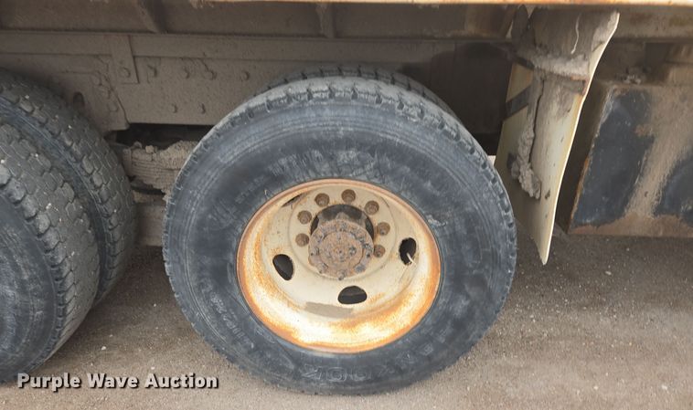 image for item EG9913 2001 International 4900 dump truck