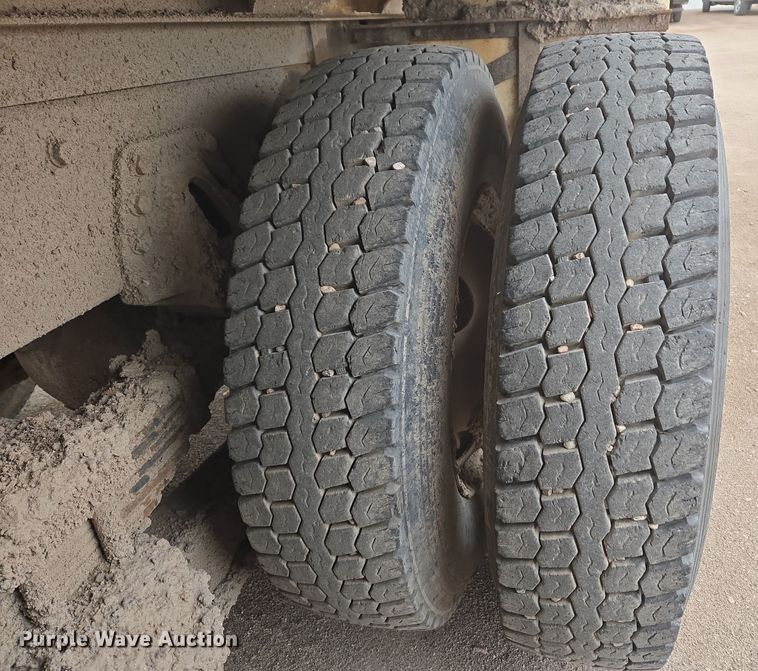 image for item EG9913 2001 International 4900 dump truck