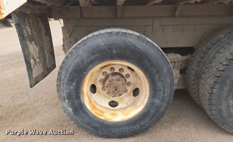 image for item EG9913 2001 International 4900 dump truck