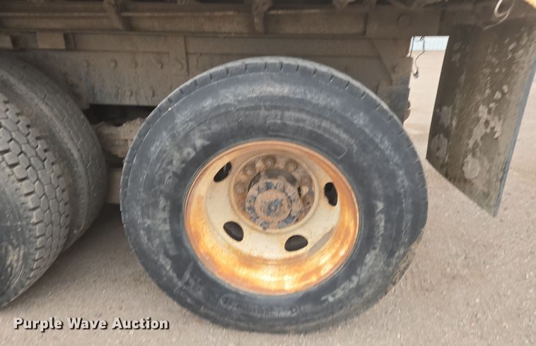 image for item EG9913 2001 International 4900 dump truck