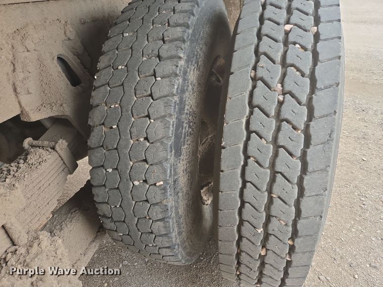 image for item EG9913 2001 International 4900 dump truck