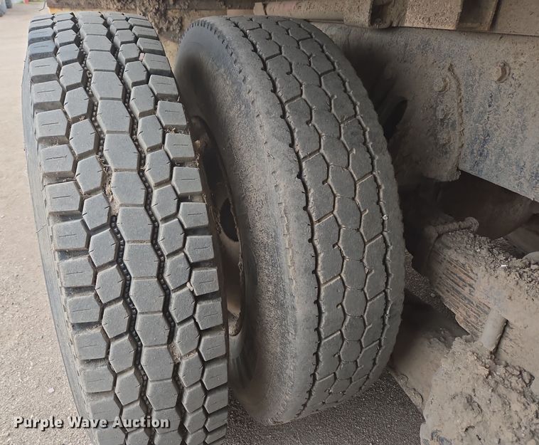 image for item EG9913 2001 International 4900 dump truck