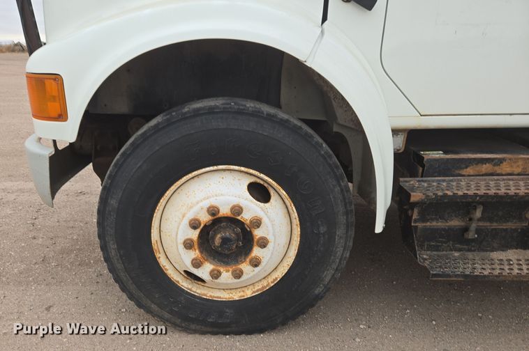 image for item EG9913 2001 International 4900 dump truck