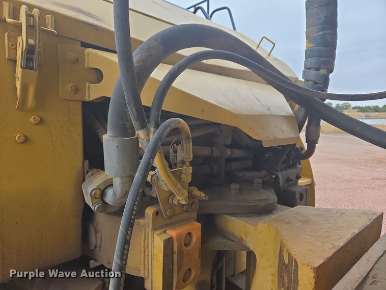 image for item EG9916 2001 Caterpillar D400E Series II haul truck