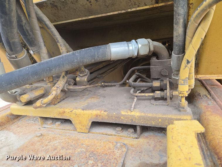 image for item EG9916 2001 Caterpillar D400E Series II haul truck