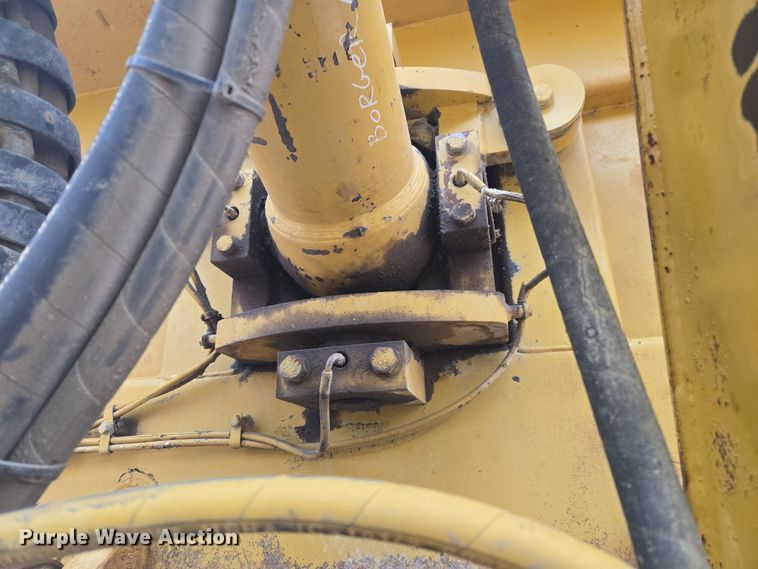 image for item EG9916 2001 Caterpillar D400E Series II haul truck