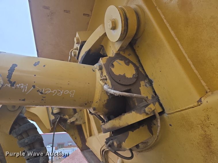 image for item EG9916 2001 Caterpillar D400E Series II haul truck