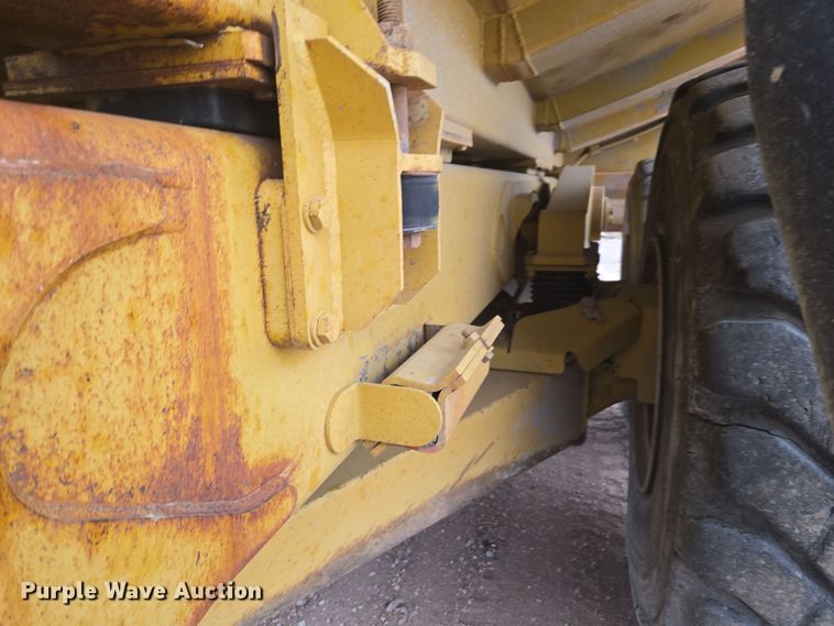 image for item EG9916 2001 Caterpillar D400E Series II haul truck