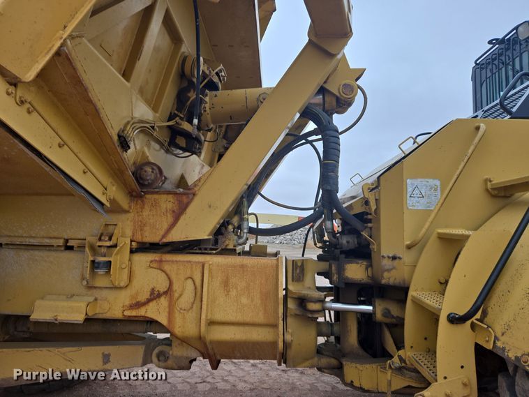 image for item EG9916 2001 Caterpillar D400E Series II haul truck