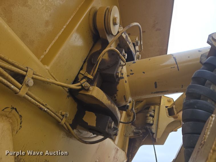 image for item EG9916 2001 Caterpillar D400E Series II haul truck