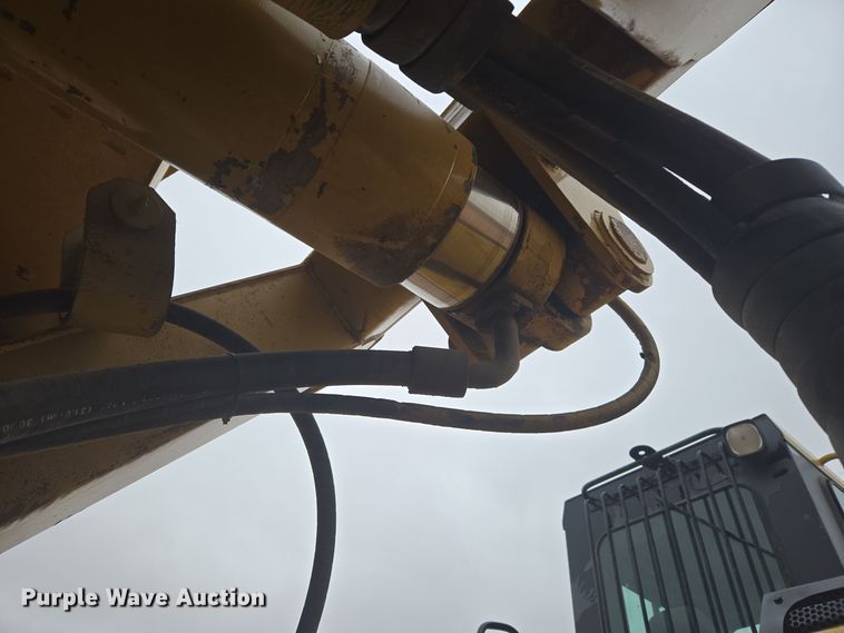 image for item EG9916 2001 Caterpillar D400E Series II haul truck