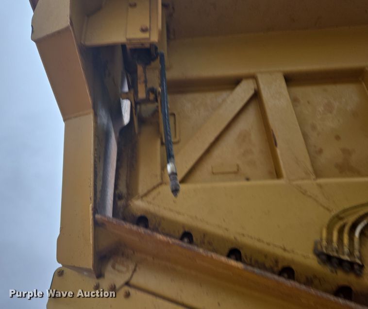 image for item EG9916 2001 Caterpillar D400E Series II haul truck