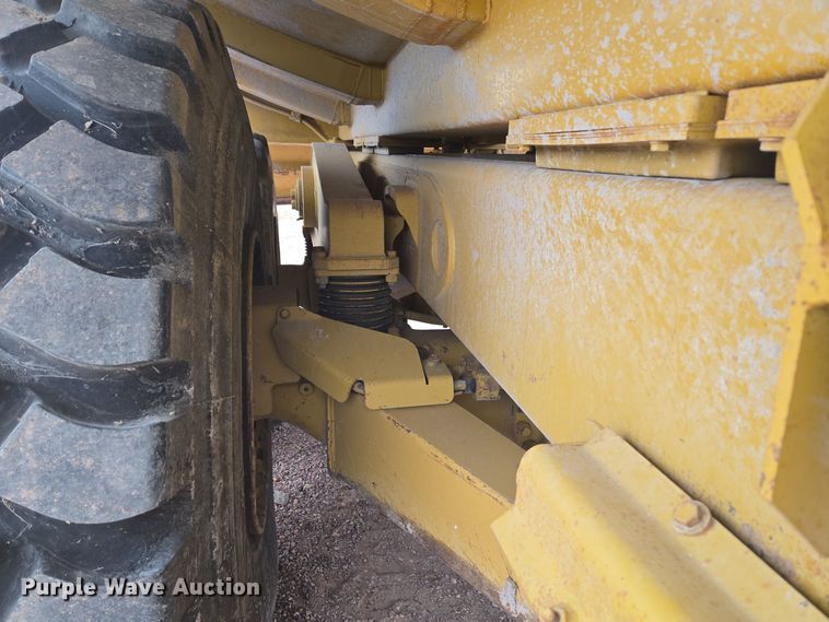 image for item EG9916 2001 Caterpillar D400E Series II haul truck