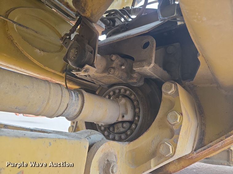 image for item EG9916 2001 Caterpillar D400E Series II haul truck