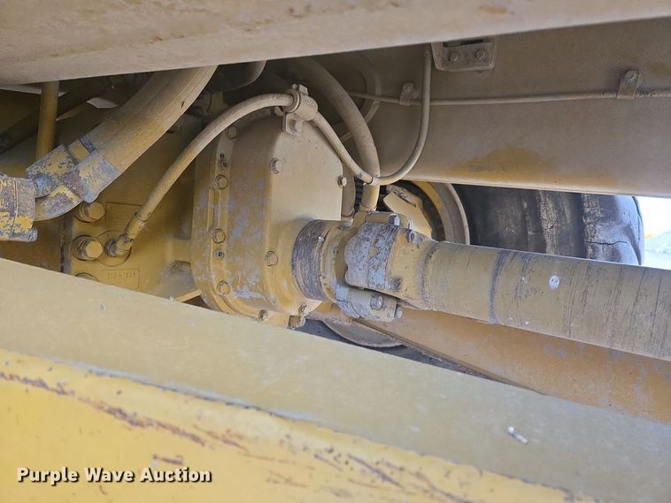 image for item EG9916 2001 Caterpillar D400E Series II haul truck