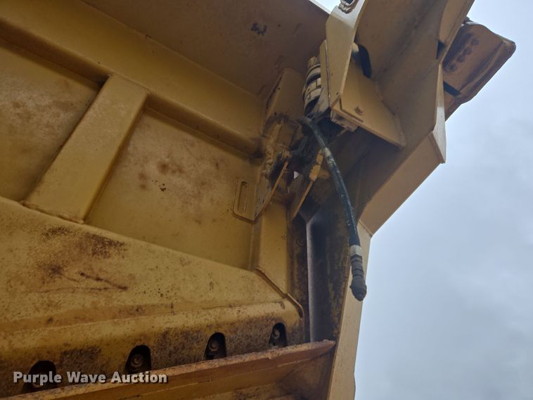 image for item EG9916 2001 Caterpillar D400E Series II haul truck