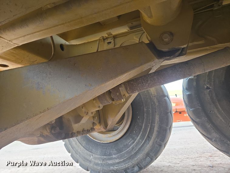 image for item EG9916 2001 Caterpillar D400E Series II haul truck