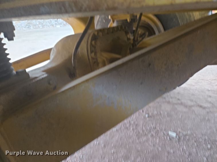 image for item EG9916 2001 Caterpillar D400E Series II haul truck