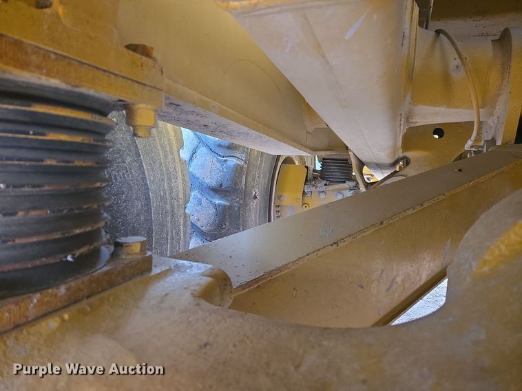 image for item EG9916 2001 Caterpillar D400E Series II haul truck