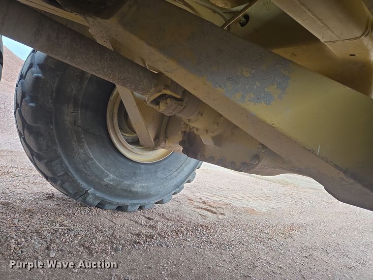 image for item EG9916 2001 Caterpillar D400E Series II haul truck