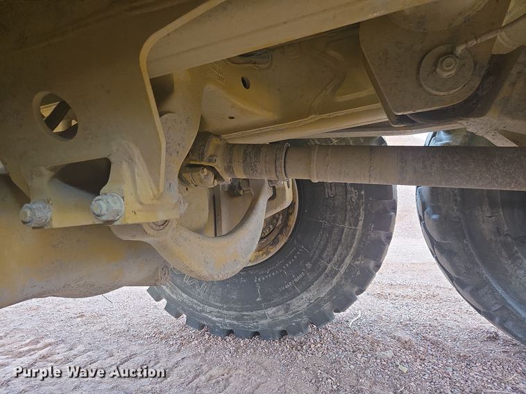 image for item EG9916 2001 Caterpillar D400E Series II haul truck