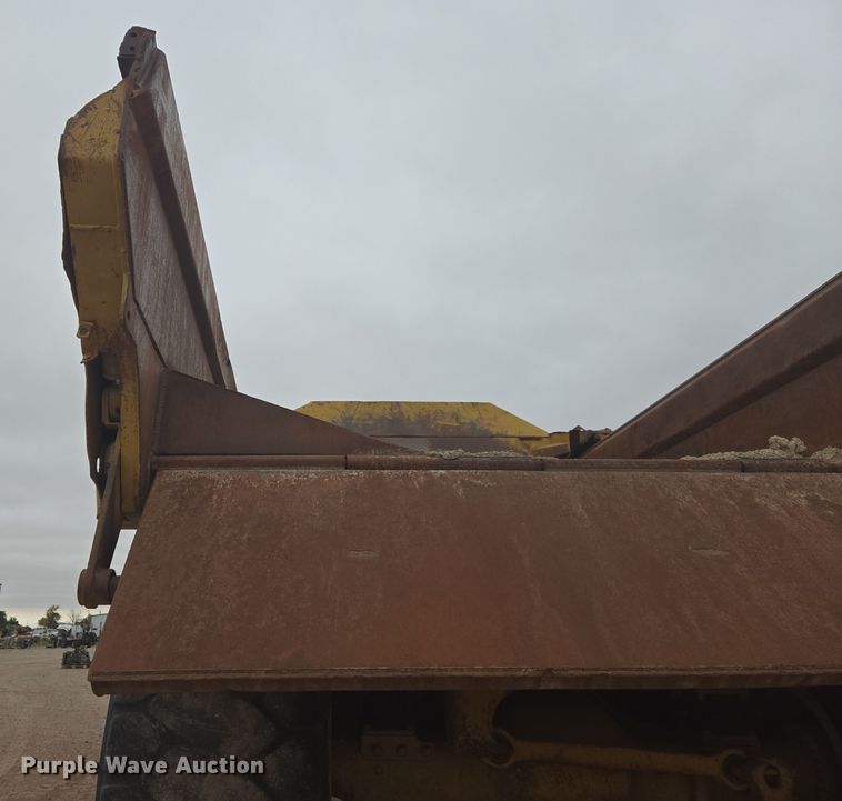 image for item EG9916 2001 Caterpillar D400E Series II haul truck