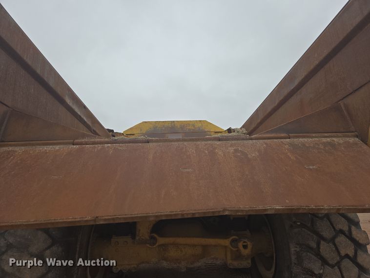 image for item EG9916 2001 Caterpillar D400E Series II haul truck