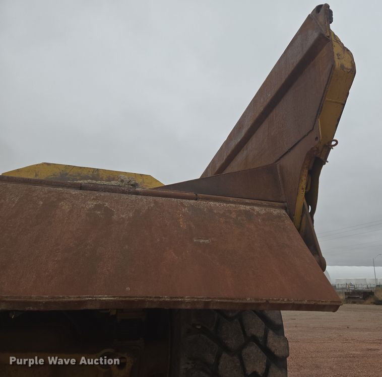 image for item EG9916 2001 Caterpillar D400E Series II haul truck