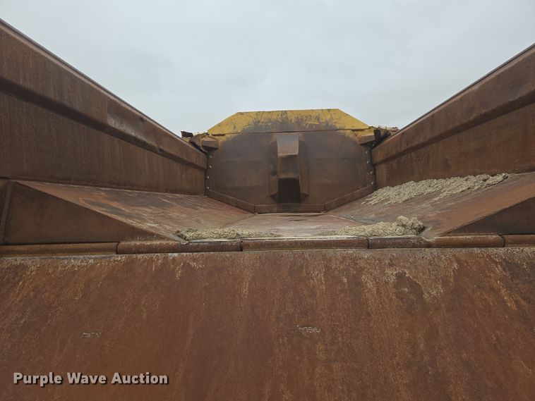 image for item EG9916 2001 Caterpillar D400E Series II haul truck