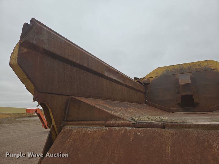 image for item EG9916 2001 Caterpillar D400E Series II haul truck