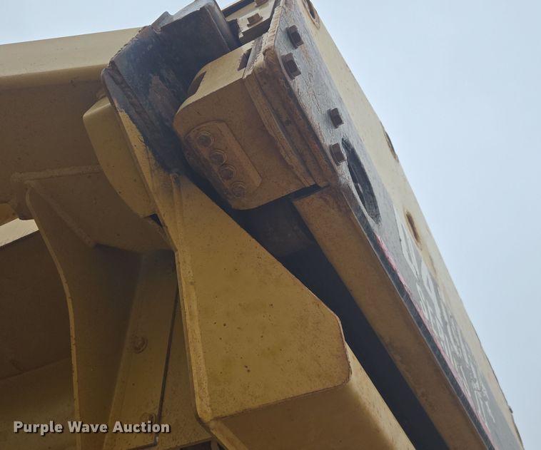 image for item EG9916 2001 Caterpillar D400E Series II haul truck