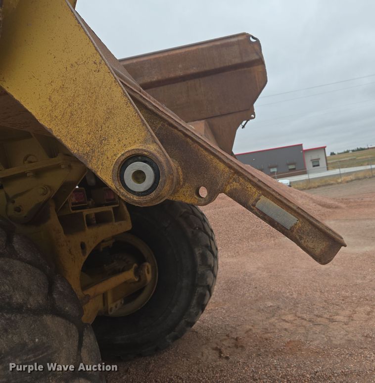 image for item EG9916 2001 Caterpillar D400E Series II haul truck