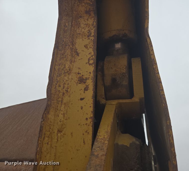 image for item EG9916 2001 Caterpillar D400E Series II haul truck