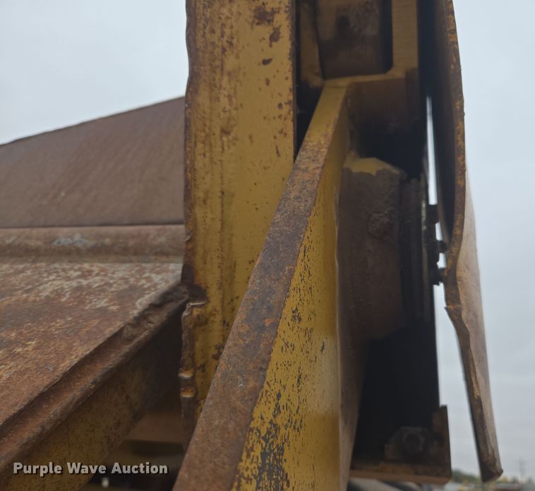 image for item EG9916 2001 Caterpillar D400E Series II haul truck