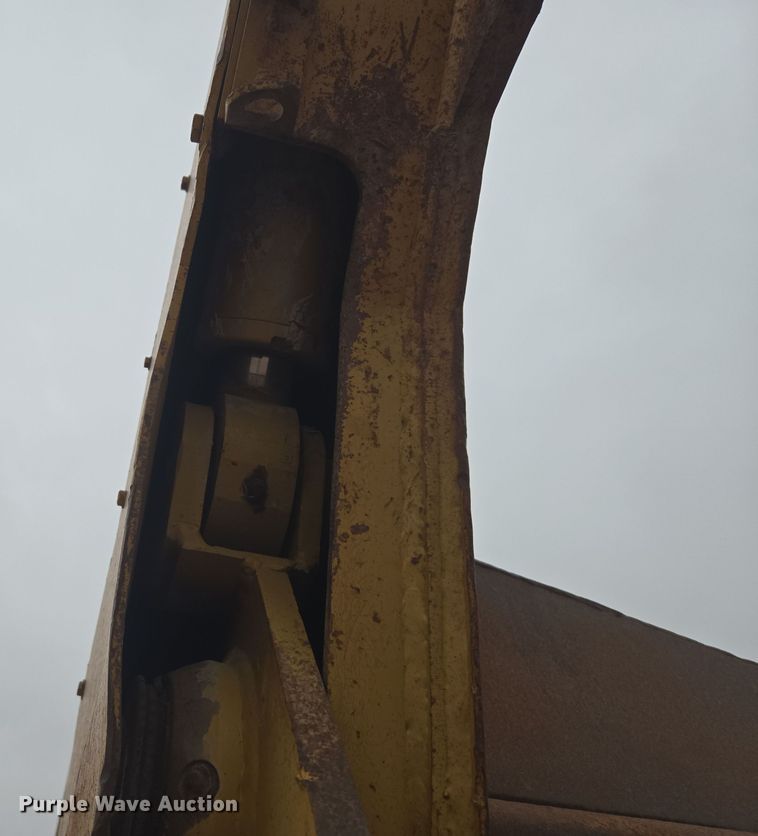 image for item EG9916 2001 Caterpillar D400E Series II haul truck