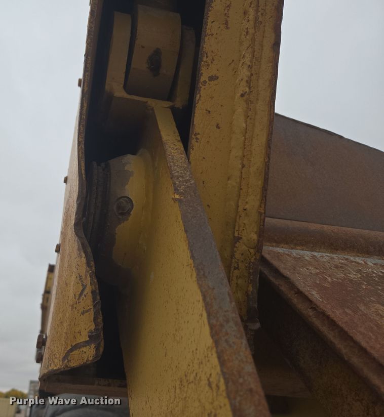 image for item EG9916 2001 Caterpillar D400E Series II haul truck