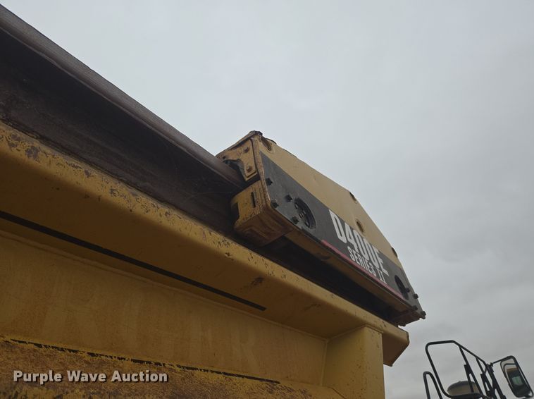 image for item EG9916 2001 Caterpillar D400E Series II haul truck