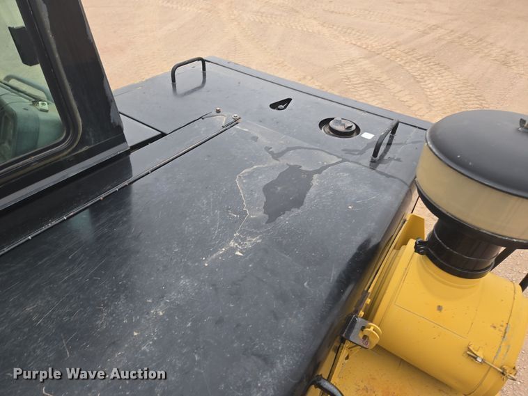 image for item EG9916 2001 Caterpillar D400E Series II haul truck