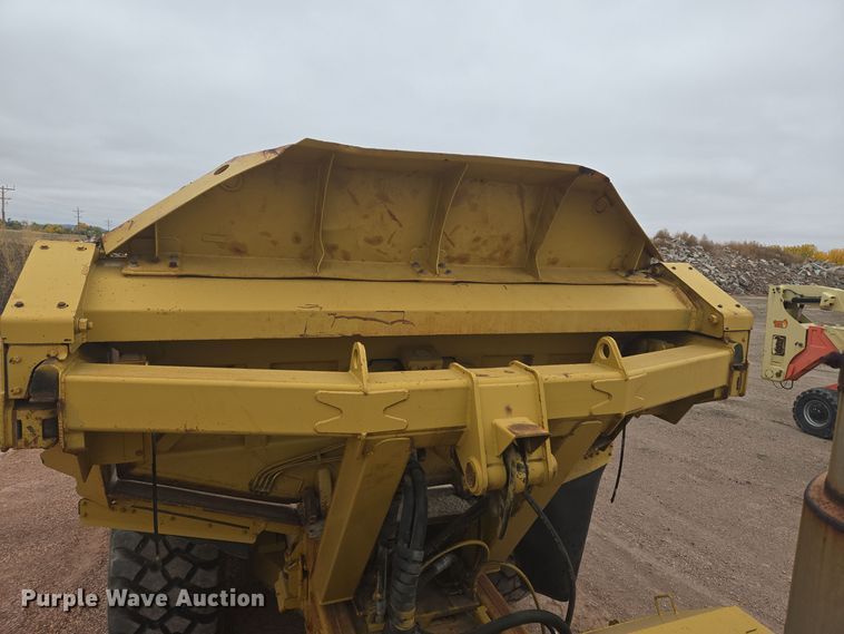 image for item EG9916 2001 Caterpillar D400E Series II haul truck