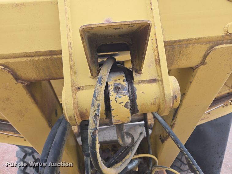 image for item EG9916 2001 Caterpillar D400E Series II haul truck