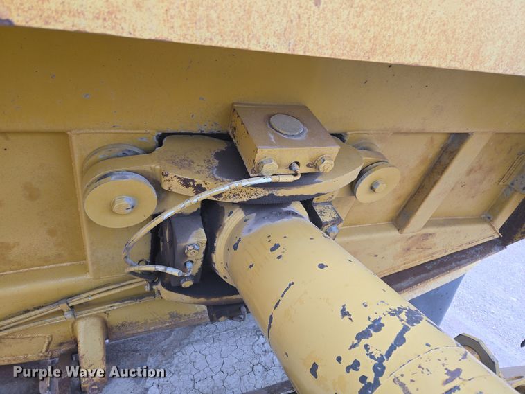 image for item EG9916 2001 Caterpillar D400E Series II haul truck