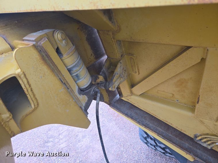 image for item EG9916 2001 Caterpillar D400E Series II haul truck